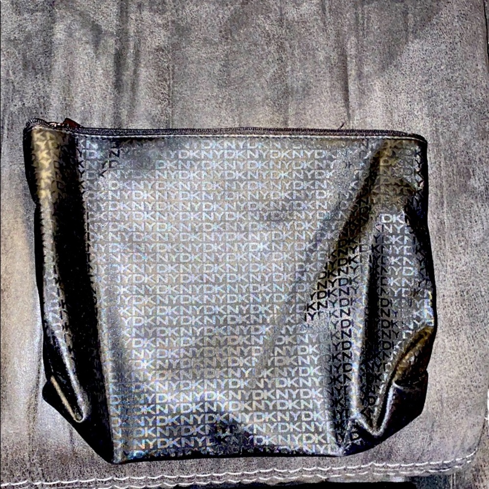 DKNY MAKE UP BAG/WASH BAG